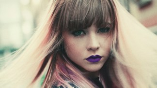 fialová rtěnka, zamyšlená, tajemná