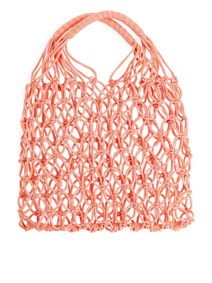 Arket má v současnosti v nabídce i kreativní variantu  v módním odstínu Peach Fuzz. (890 Kč)