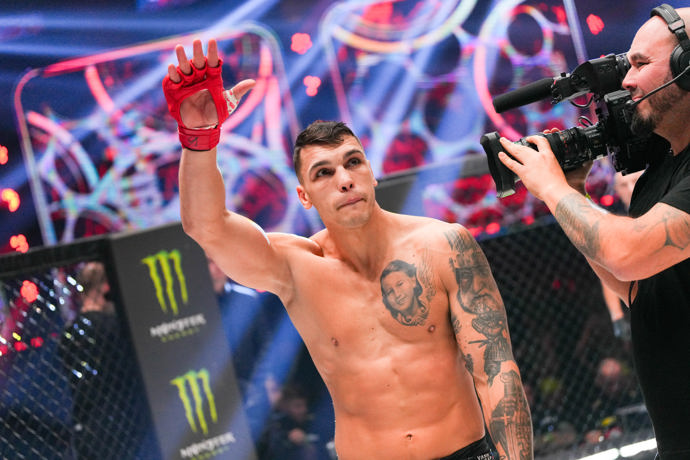 Nejlepší český boxer Vasil Ducár poprvé od roku 2019 nasadil v minulosti i MMA rukavice. 