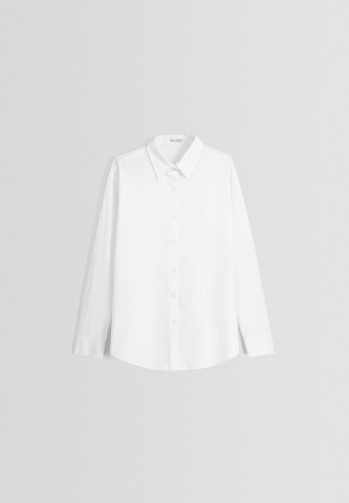 Dave Gahan občas zkompletuje  elegantní pódiový look i bílou košilí. Tu ale doma už určitě máte. pokud ne, seženete ji třeba v Bershka za 499 Kč.