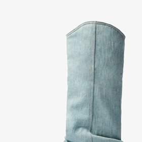 Džínové boty budou trendem jara 2024: Denim oblékají kozačky nad kolena, lodičky i balerínky