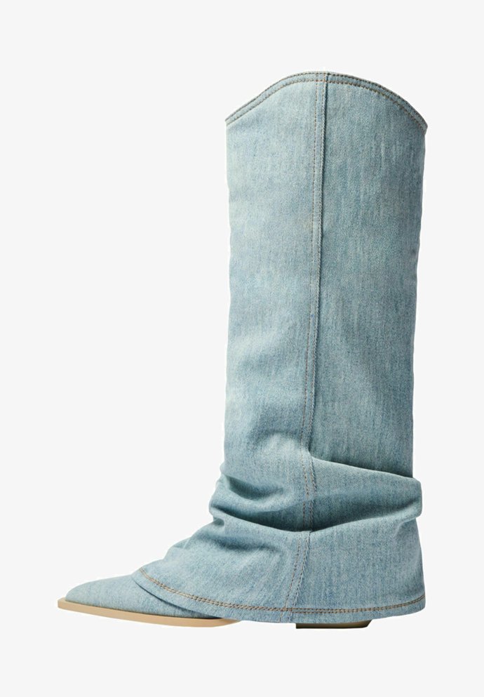 Džínové boty budou trendem jara 2024: Pofrčí denimové kozačky nad kolena, lodičky, ale i tenisky a balerínky