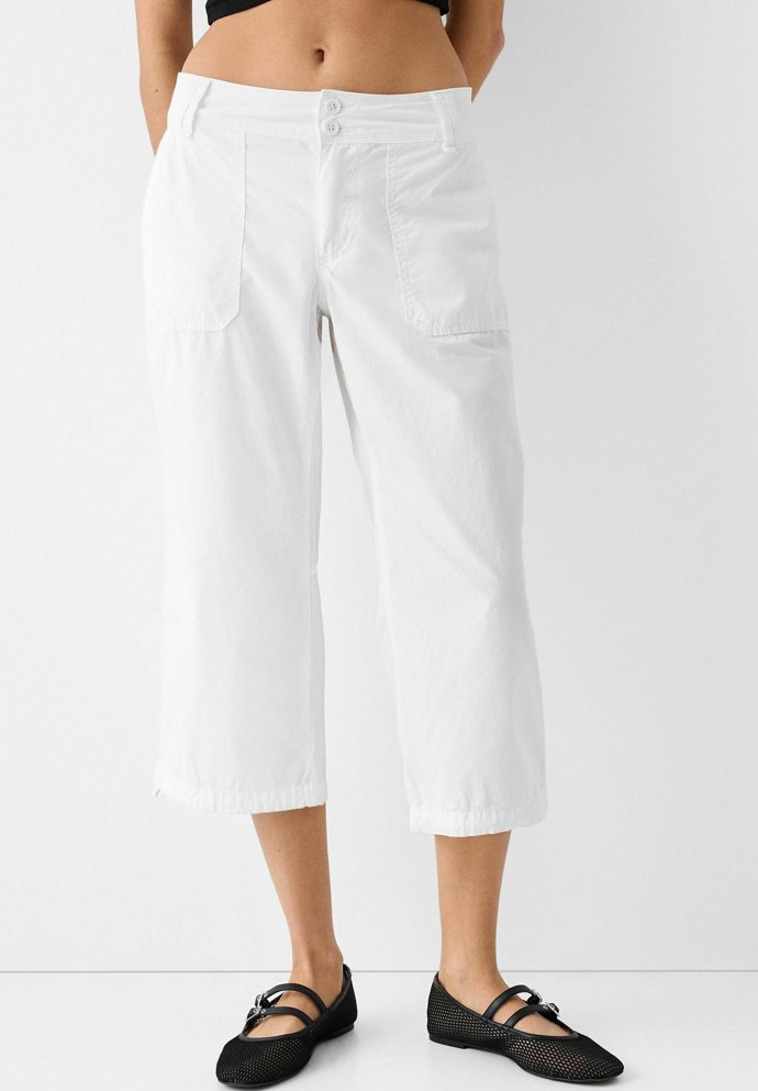 Širší střih ležérního modelu by mohly být příjemným volnočasovým kouskem, velký módní hit by v něm ale hledal málokdo. (Bershka, 699 Kč)