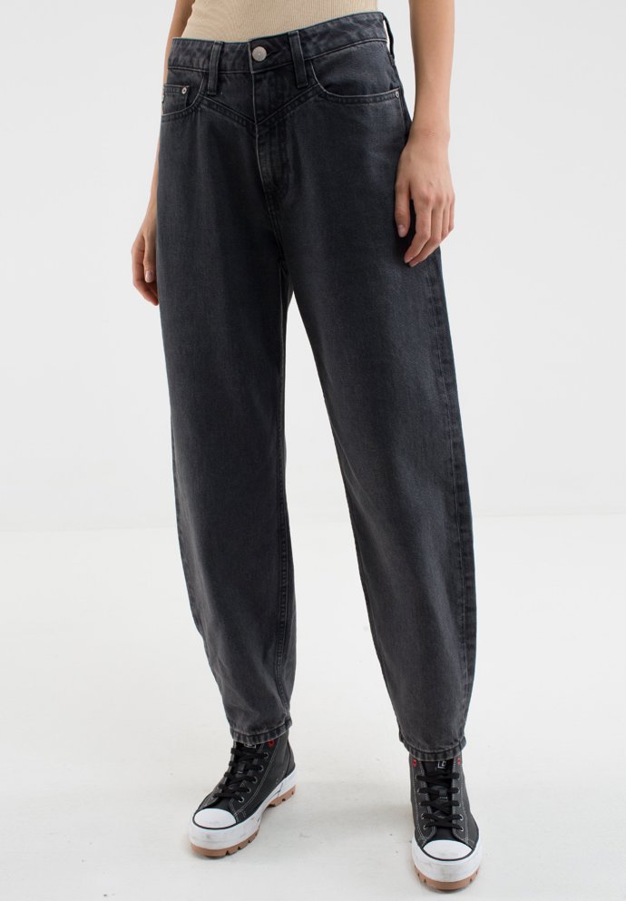 Tmavé kalhoty s výrazně zúženou nohavicí od značky Big Star stojí 2 200 Kč.