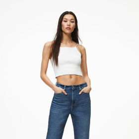 Postava tvaru jablka nevypadá dobře ani v bokovkách, těm se raději vyhněte. H&M, 749 Kč