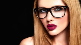 Jak se nalíčit pod brýle: Pozor na úpravu obočí, odstíny přizpůsobte obroučkám i typu dioptrií, radí vizážistka