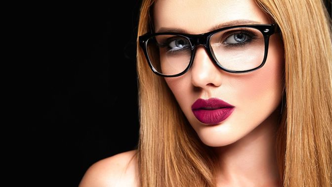 Jak se nalíčit pod brýle: Pozor na úpravu obočí, odstíny přizpůsobte obroučkám i typu dioptrií, radí vizážistka