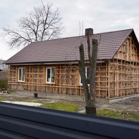 Na některých domech se ještě pracuje.