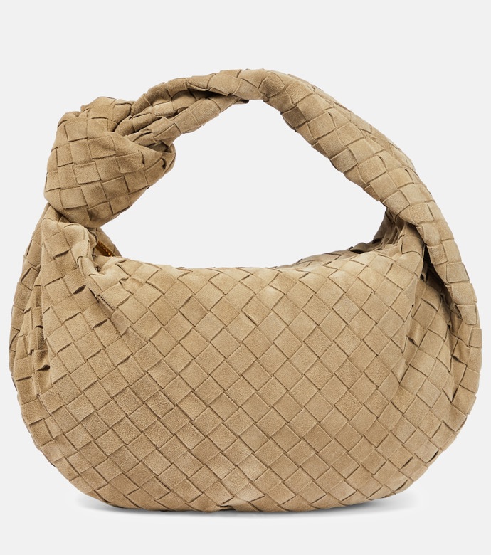 Jako by z oka vypadla některému z modelů Bottega Veneta Jodie. Tato větší varianta vyjde na přibližně 74 tisíc korun.