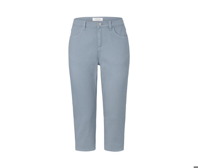 Elegantní klasika, která neurazí, délkou ale osciluje přesně v místech, které nejvíc škodí postavě. Obzvlášť té plnějších tvarů. (Tchibo, 599 Kč)