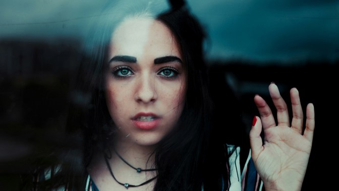 smutná, zklamaná, nešťastně zamilovaná