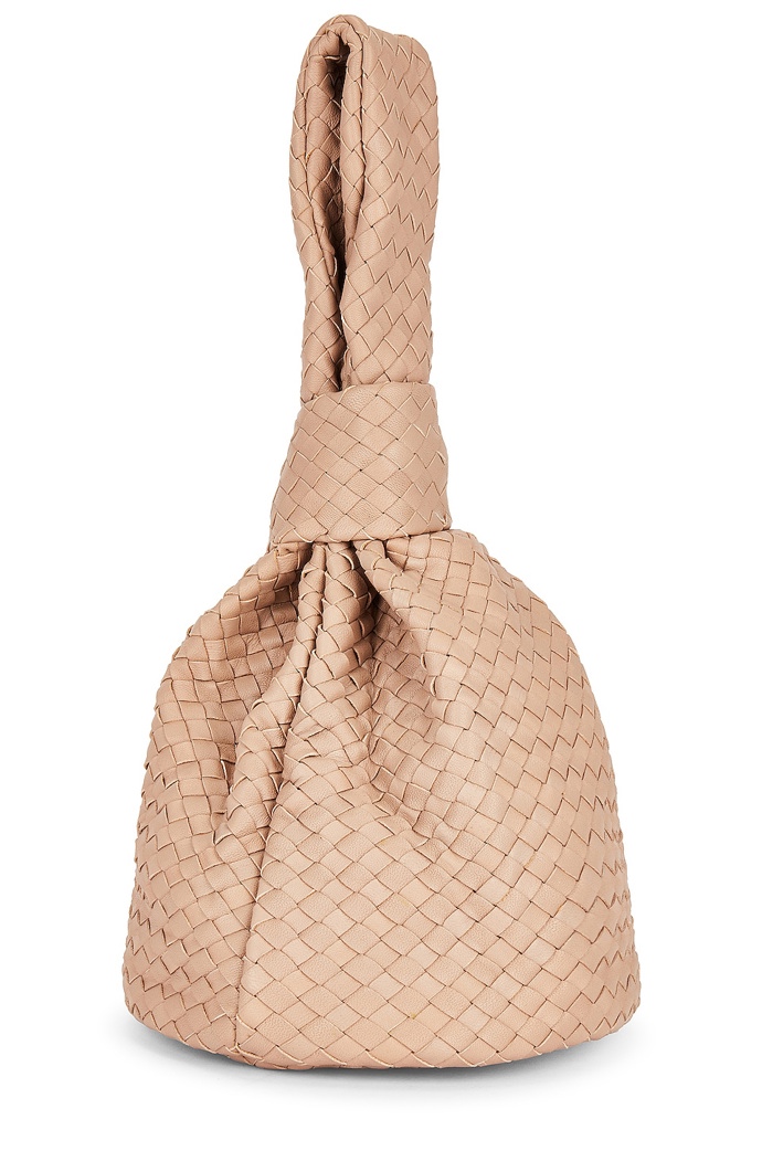 I tento váček se nápadně podobá ikonickým modelům Bottega Veneta. Je ovšem od značky Cleobella a stojí 4 790 Kč.