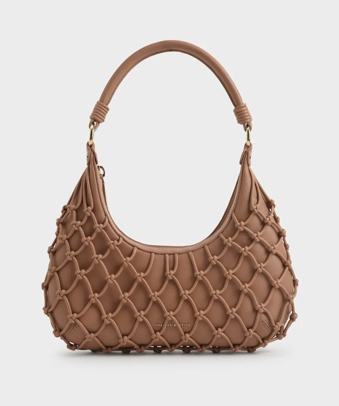 Elegantní ráz inspirovaný síťovkou, to ja baguette bag trendující značky Charles&Keith. (2 770 Kč)