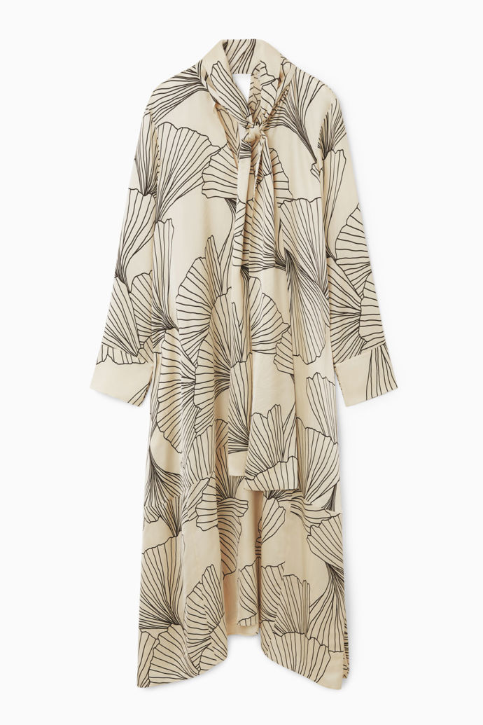 Splývavé maxišaty značky COS zdobí obrovské motivy ginkgo biloba. (3 190 Kč)