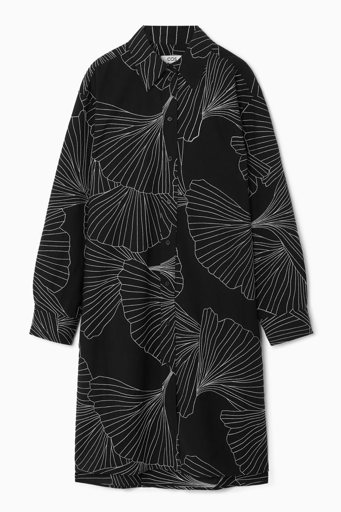 Košilové šaty COS v podmanivém černobílém provedení. (3 620 Kč)