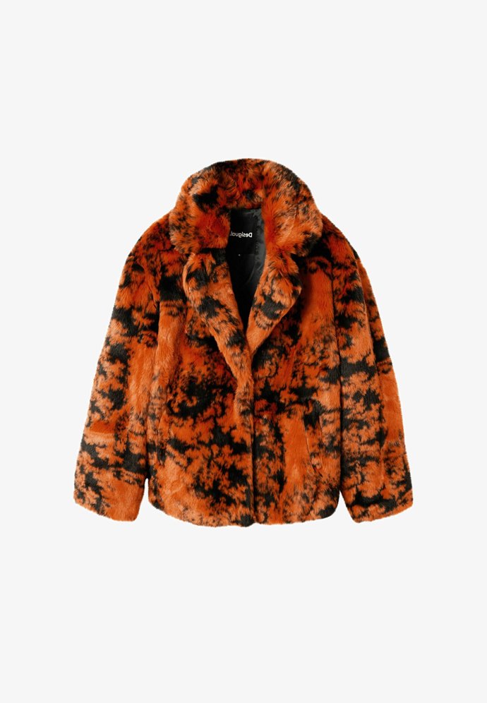 Leopardí motivy nabízí model značky Desigual za 3 000 Kč.