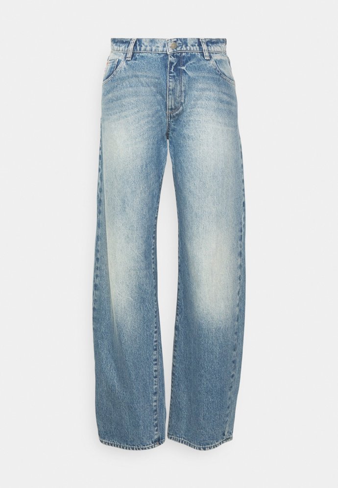 Prémiová značka džín DL 1961 má samozřejmě barrel jeans také ve svém portfoliu. (3 990 Kč)