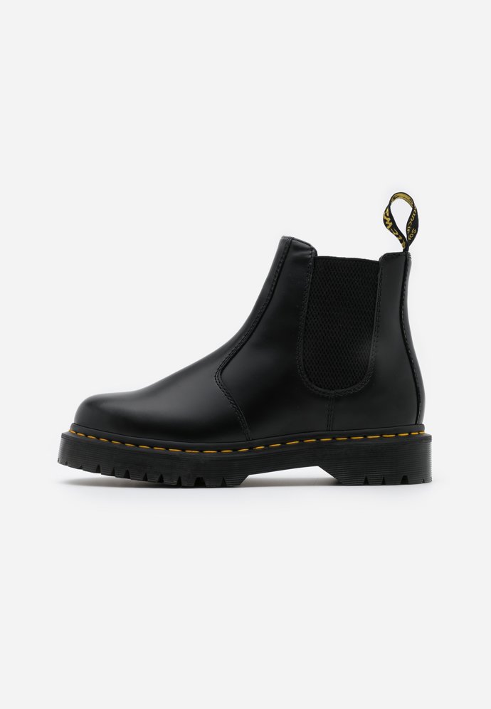 Stejně jako nazouvací varianta, tzv. perka. (Dr. Martens, 5 690 Kč)