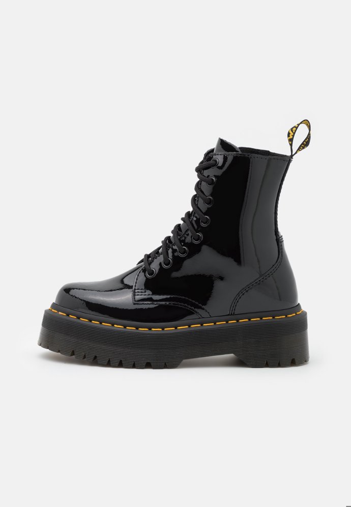 Těžké boty, vysoko zavázané. Typické Dr. Martens s masivní podrážkou za 5 890 Kč