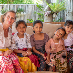 Sarah Hlousek hledá pro děti z vesnice také adoptivní rodiče na dálku. Ti jim mohou, třeba i z České republiky, posílat peníze na vzdělání.