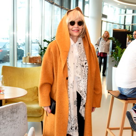 Herečka Jana Švandová nás nedávno zaujala odvážným oranžovým podzimním kabátkem s kápí, která vás výborně ochrání proti podzimnímu mrholení či dešti.