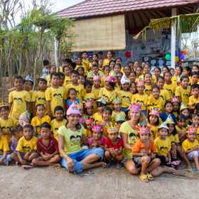Šárka Hloušková se "svými dětmi" během oslav pátého výročí klubovny, kterou pro ně nechala postavit.