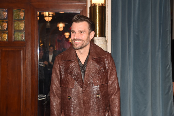 Kožichy vyměnil za kabáty z pravé kůže, ale na kožichy stejně nezanevřel.