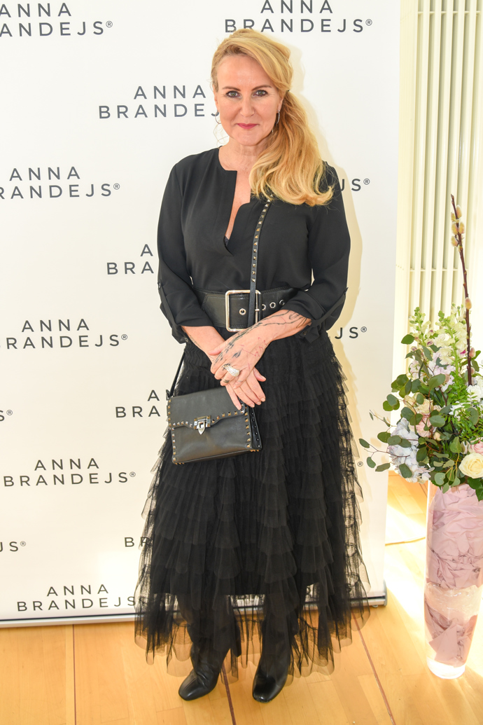 Vendula Pizingerová vyladila kompletní outfit do černé.