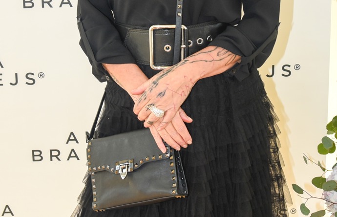 Vendula Pizingerová doladila model kabelkou s kovovými prvky a výrazným třpytivým šperkem.