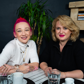 Zpěvačka Tereza Mašková s moderátorkou talkshow Na kafeečko Miluškou Bittnerovou.