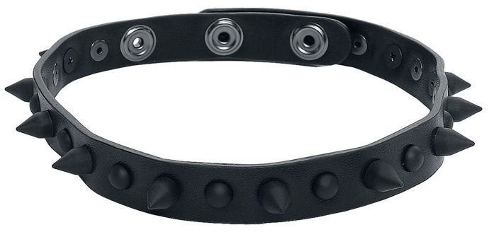 Na krk potřebujete stylový obojek zvaný choker. Tento  z EMP zdobí černé detaily a stojí 357 Kč.