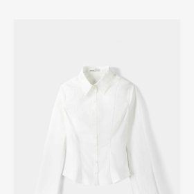 Výrazně projmutý tvar dovede vykouzlit střih zvaný princess. Bershka, 549 Kč)