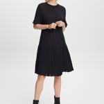 Základní varianta sníženého pasu na volně střižených šatech nachází shodu s většinou typů postav. Pozor ale na kotníčkové boty, obzvlášť, mate-li silnější lýtka. (Esprit)