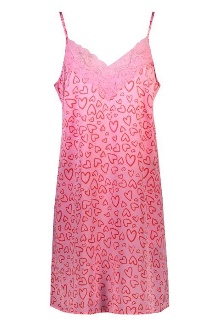 Valentýnskou náladu může mít i typické noční prádlo. (F&F, 199 Kč)