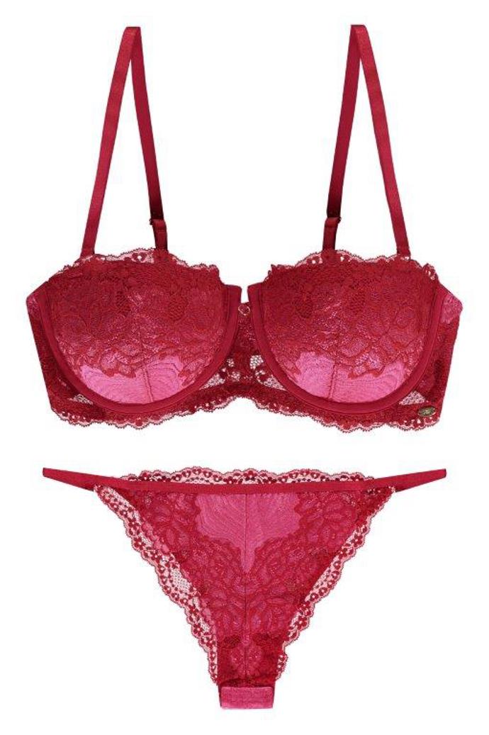 Sada prádla s vyztuženou podprsenkou ve dvou tónech růžové a kalhotkami typu string tanga je vyzbrojena mnoha krajkovými detaily. (F&F, 699 Kč)