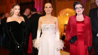 Prudce elegantní dámy z Česko-Slovenského plesu: Zpěvačka Kristína vynesla rukavičky s peřím, Kronerová jimi doladila rudý outfit