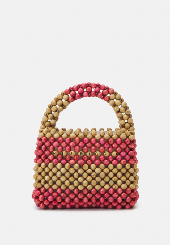 Síťovaný povrch mohou imitovat také korálky. (Fiorucci, 2 130 Kč)