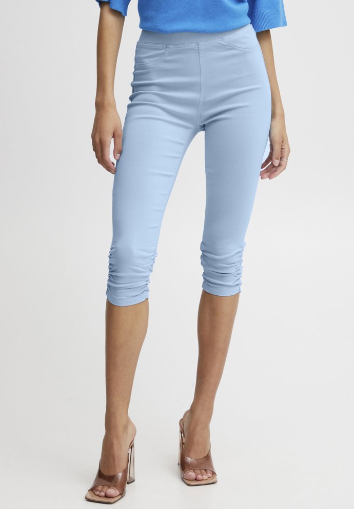 Přiléhavé capri kalhoty odhalí každý nedostatek našich křivek. a navíc zkracují nohy. (Fransa, 1 230 Kč)