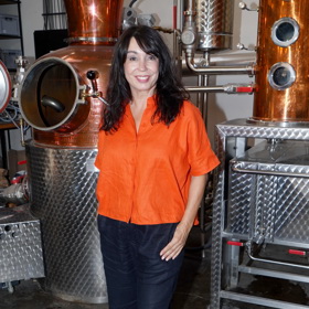 Nebojí se výrazných barev ani nápaditých střihových řešení.