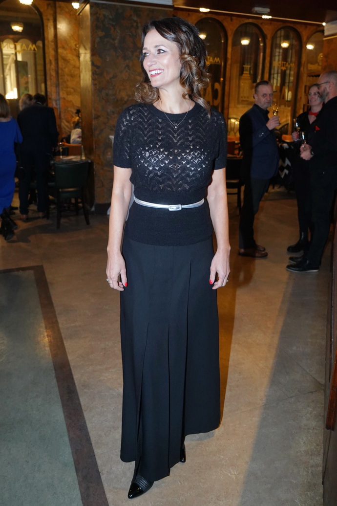 Metalický detail nechybí ani kompletu kombinujícímu různé struktury černých materiálů. 