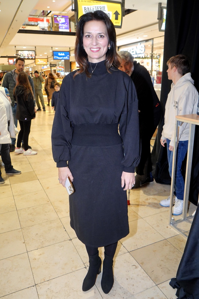 Adéla Gondíková se nevyhýbá ani celočerným outfitům. Výjimečně se pak rozhodne oživit jednoduchý outfit podpatky. Ty na ní příliš často neuvidíte.