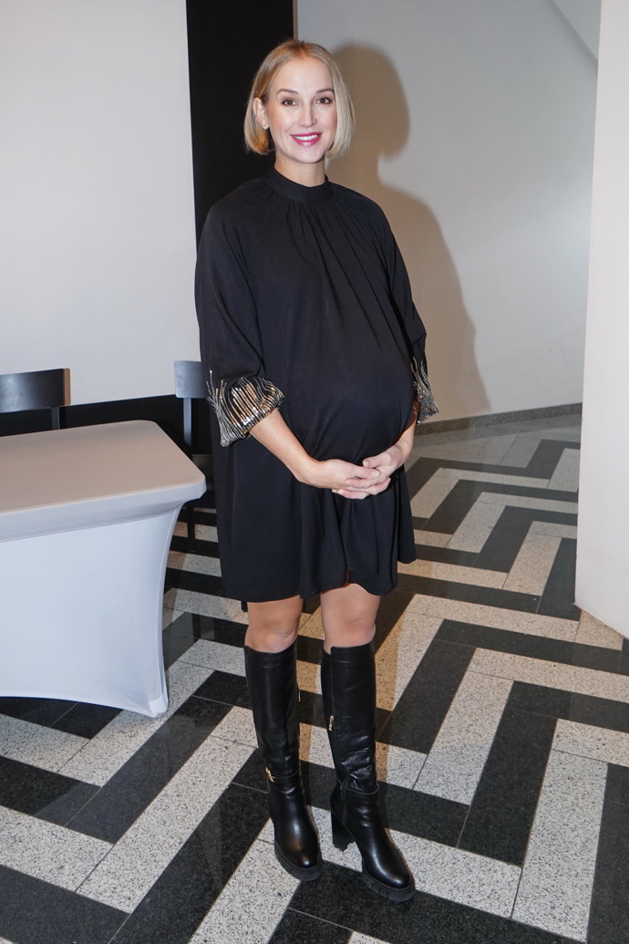 Na vysoké černé kozačky sází také manželka Romana Vojtka, Petra. Pohodlně se v nich cítila i během těhotenství, kdy je doplnila o volné malé černé šaty.