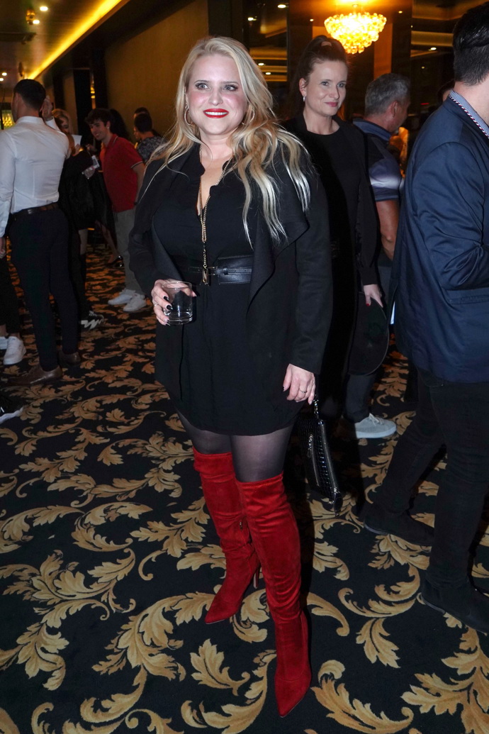 Módní návrhářka Alena Wilson se nebojí barev a černé svršky kombinuje s výraznými červenými kozačkami.