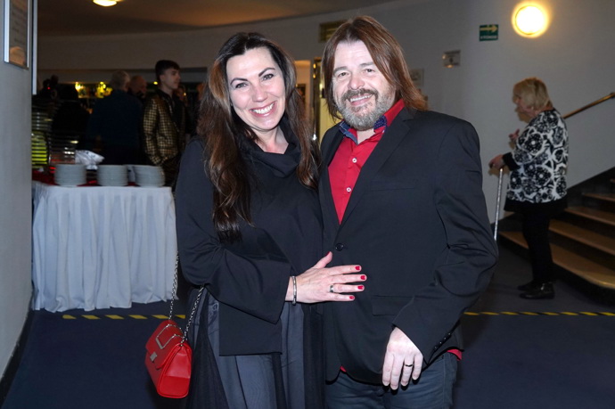 Zpěvák Bohouš Josef zazářil díky červené košili, jeho manželka Alena oblékla černý top a sukni, přičemž se sladili červenou kabelkou.