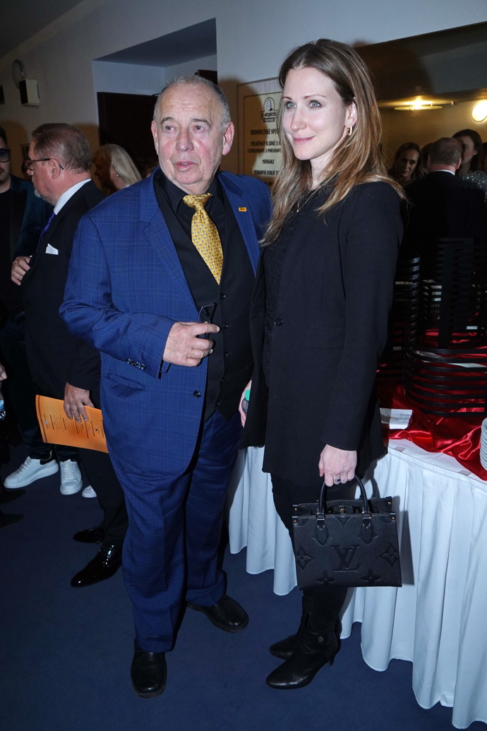 Herec Ivan Vyskočil se nebál tmavě modrého pánského obleku a žluté kravaty. Jeho partnerka Romana Fenclová zase vsadila na pánský styl, který korunovala černou kabelkou Louis Vuitton.
