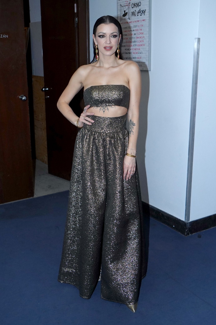 Zpěvačka Jitka Boho vsadila na tmavě hnědý crop top a široké kalhoty ze stejného materiálu. Ukázala tak štíhlé paže a bříško.