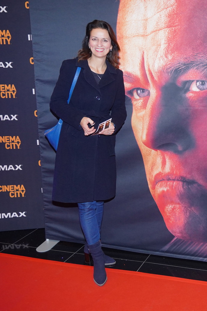 Kombinovat černou s dalšími barvami dovede Adéla Gondíková na jedničku. Dokazuje to i v outfitu sladěném do modročerných barev.