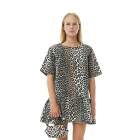 Snížená linie pasu vynikne na minišatech z pevnějšího materiálu. A sluší i baculkám, tedy pokud chtějí ukázat nohy. (Ganni)