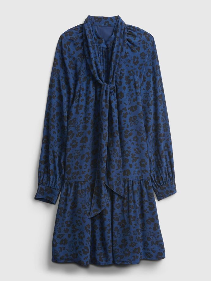 Splývavé materiály střih se sníženou pasovou linií  podtrhnou bez větších škod na siluetě.(GAP, 719 KČ)