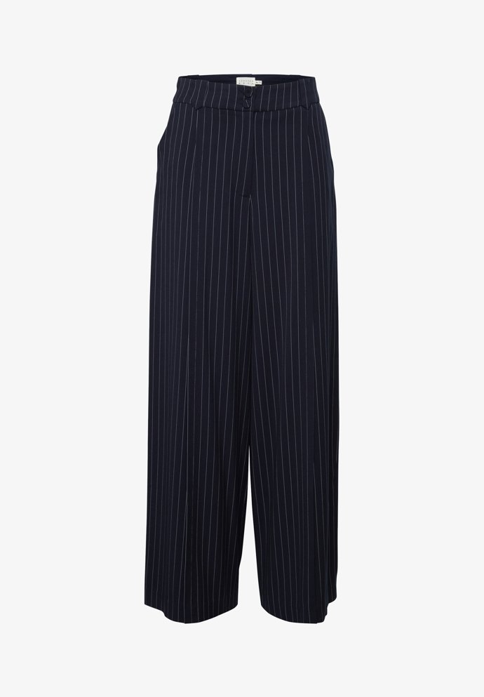 Dave Gahan i Martin Gore. Oba si potrpí na komplety vesty a kalhot, občas přidají i košili nebo sako. Dopladit look podle nich můžete třebakalhotami ve stejném dezénu jako vesta Gestuz,  3 490 Kč.